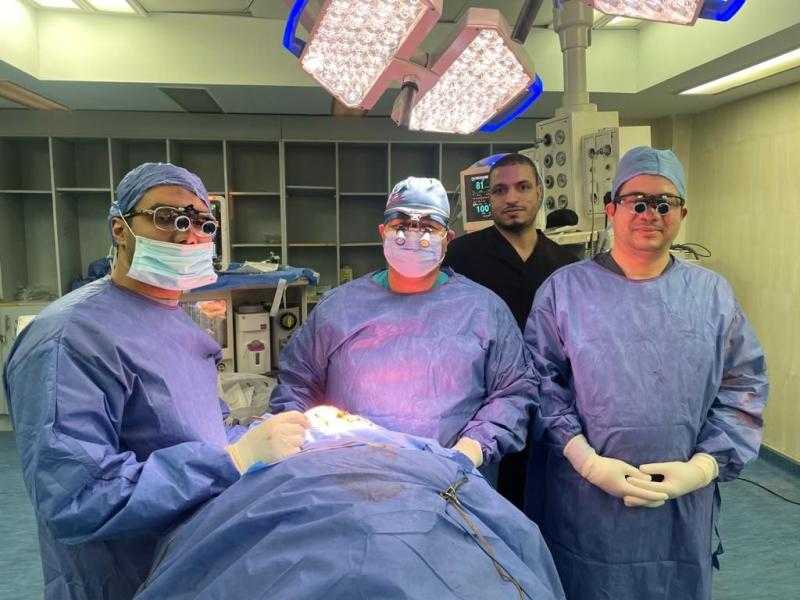 فريق طبي بمستشفي سوهاج الجامعي ينجح في استئصال ورم سرطاني يزن ٥٠٠  جرام بالغدة النكافية
