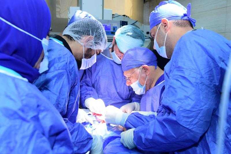عملية جراحية دقيقة  لطلفة عمرها 6 شهور تستغرق 9 ساعات بمستشفى سوهاج الجامعى