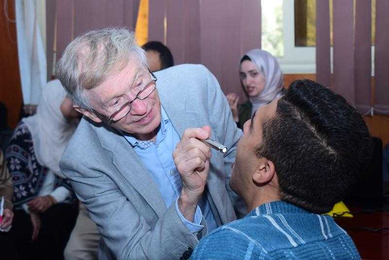جامعة سوهاج تستضيف الخبير العالمي الدكتور سمرلاند لمناظرة وفحص حالات الشفة الأرنبية وسقف الحلق وإجراء العمليات الجراحية للحالات الحرجة