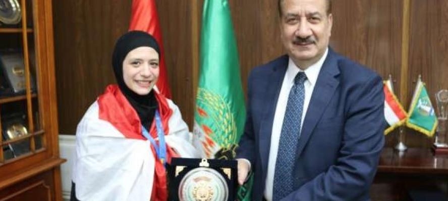 بنت قرية الروضة تفوز ببطولة العالم للكاراتيه التقليدي.. ومحافظ المنوفية يستقبالها بمكتبه لتكريمها .. ويعرب عن فخره وسعادته بما حققته بنت المنوفية ورفع اسم مصر أمام جميع دول العالم