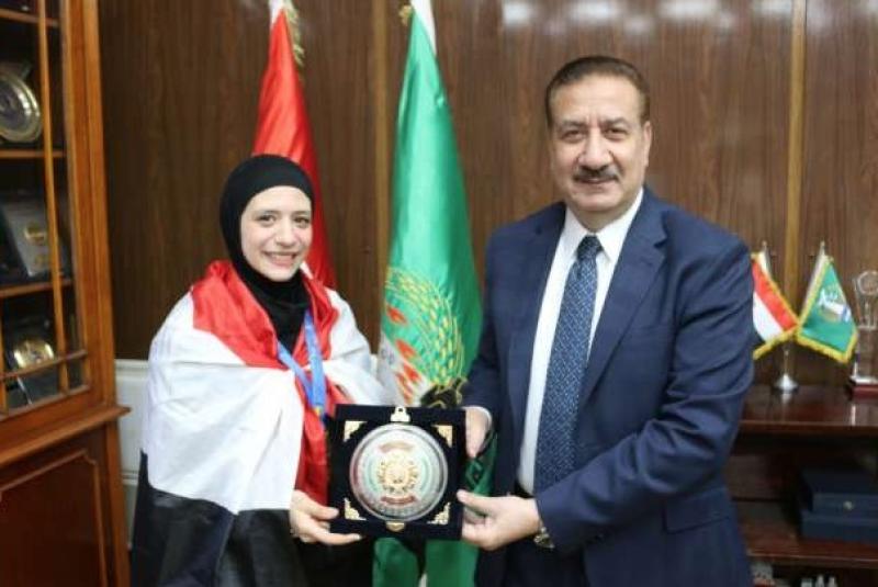 بنت قرية الروضة تفوز ببطولة العالم للكاراتيه التقليدي.. ومحافظ المنوفية يستقبالها بمكتبه لتكريمها .. ويعرب عن فخره وسعادته بما حققته بنت المنوفية ورفع اسم مصر أمام جميع دول العالم