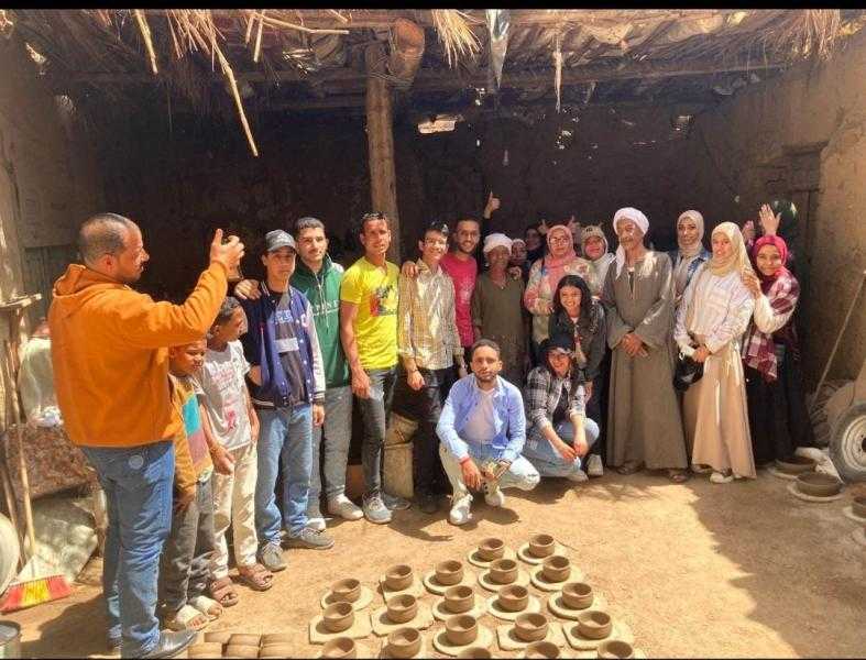 قرية ام دومه بطما ..كلية الآثار بجامعة سوهاج تنظم زيارة ميدانية للطلاب لمصنع الفخار
