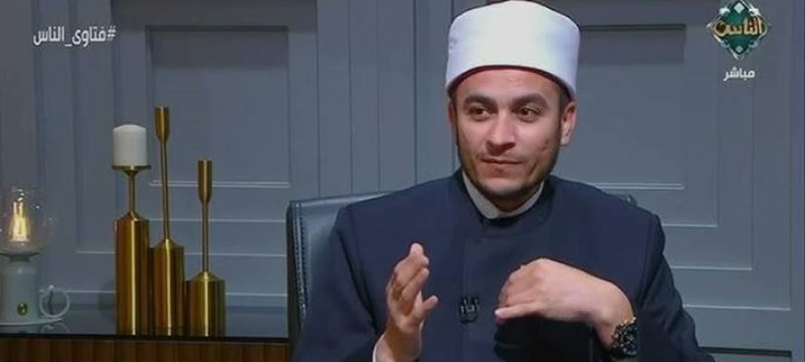 دار الإفتاء المصرية : لا يجوز للمرأة الصلاة خلف إمام المسجد في المنزل