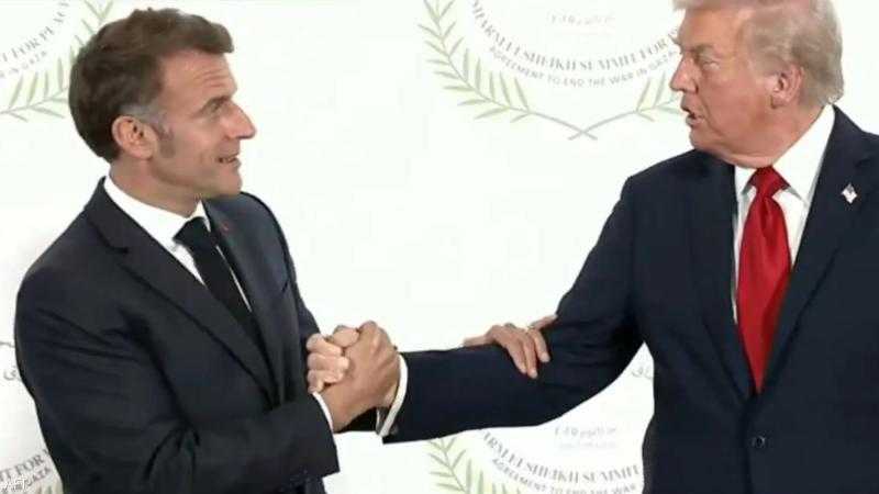 مصافحة جديدة تثير الجدل بين ترامب وماكرون في شرم الشيخ