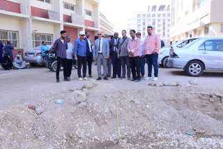 رئيس جامعة سوهاج يتابع الأعمال الإنشائية الجارية بالموقع العام لمستشفى الجراحات التخصصية