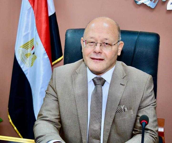 رئيس جامعة سوهاج يقرر صرف 2000 جنيه مكافأة لجميع العاملين تقديراً لجهودهم المتميزة وغير المعتادة