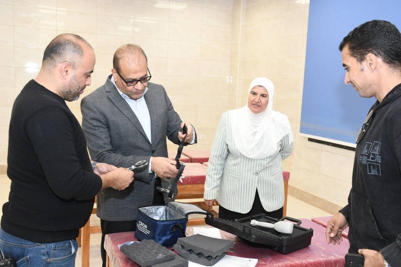 نائب رئيس جامعة الإسماعيلية الجديدة يتفقد تجهيزات معامل العلاج الطبيعي ضمن خطة التطوير