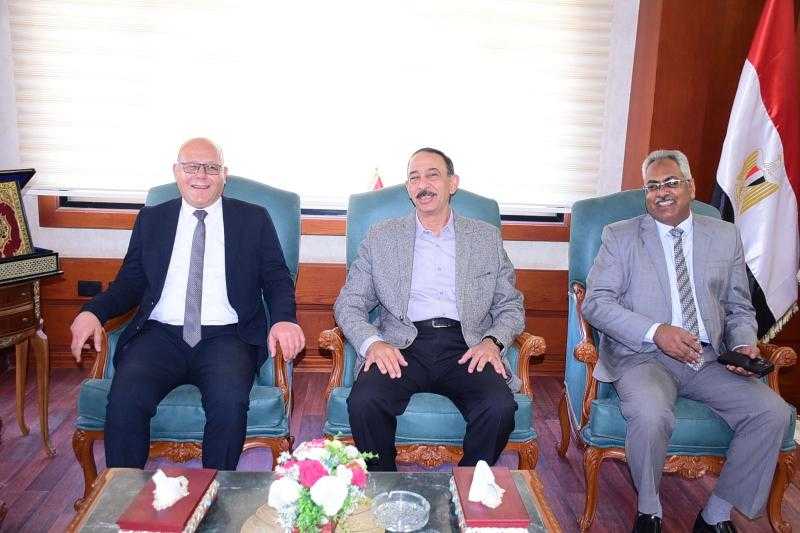 رئيس جامعة سوهاج يؤكد دعمه الكامل للمحافظ الجديد لخدمة الإقليم خلال لقاء مثمر لبحث آفاق التعاون المشترك