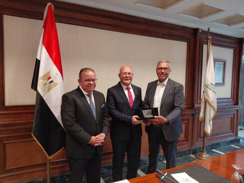 شركة مصر للمقاصة تدعم مستشفيات سوهاج الجامعية بمبلغ ٢.٥ مليون جنيه