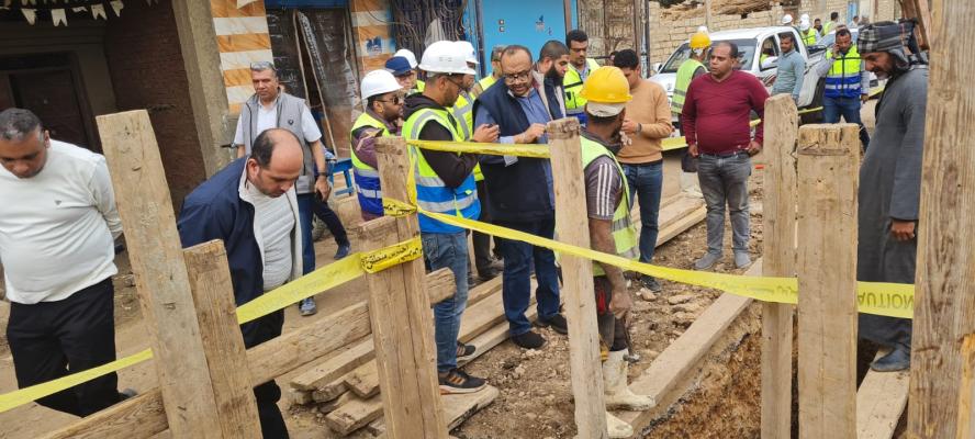 رئيس مياة سوهاج يتفقد أعمال مشروع الصرف صحى اولاد عزاز والمنياى