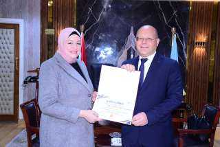 رئيس جامعة سوهاج يكرم المهندسه نهال المغربي لحصولها على المركز الرابع  علي مستوي الجهاز الإداري بجائزة مصر للتميز الحكومي