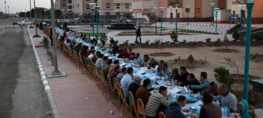 رئيس جامعة سوهاج يشارك منسوبي الجامعة مائدة الإفطار