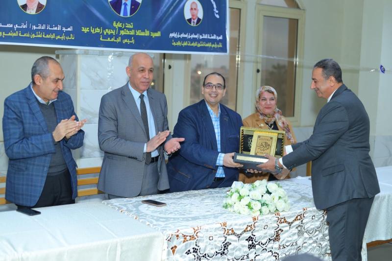جامعة كفر الشيخ تحتفي بالطلاب المتميزين وتكرم العاملين بالمدن الجامعية
