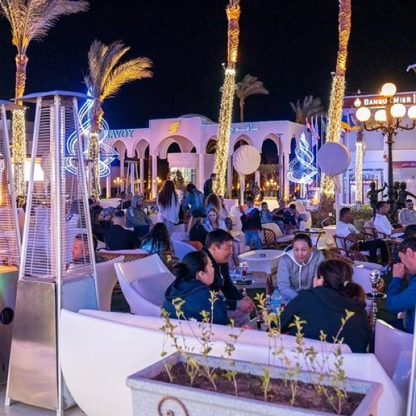 إغلاق المحال التجارية عند التاسعة مساءً يثير جدلًا واسعًا بين التجار والعاملين