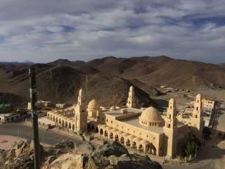 وادي حميثرة: رحلة بين الطبيعة الروحانية وآثار الأولياء في صحراء مرسى علم