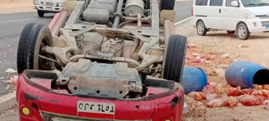 انقلاب سيارة مخللات بطريق منفلوط بسبب العاصفة الترابية.. وإصابة السائق