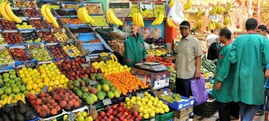 قفزات مفاجئة في أسعار العنب بسوق العبور.. واستقرار نسبي لباقي الفاكهة رغم تنوع المعروض