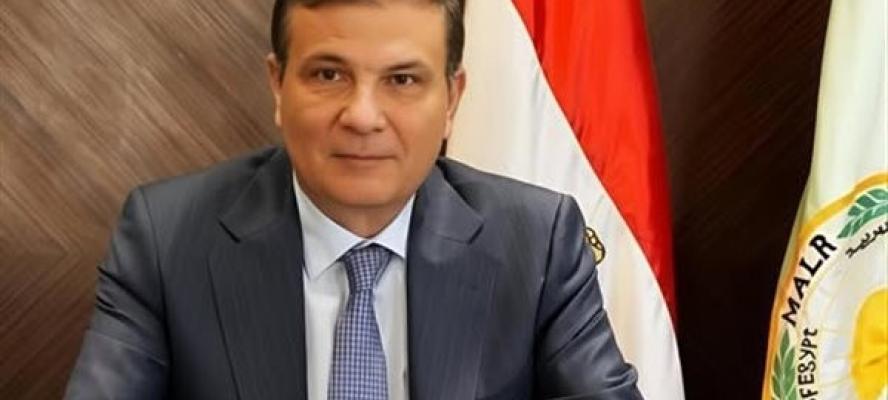 توافد المعزين لتقديم واجب العزاء في والدة وزير الزراعة بمسجد الشرطة بالشيخ زايد