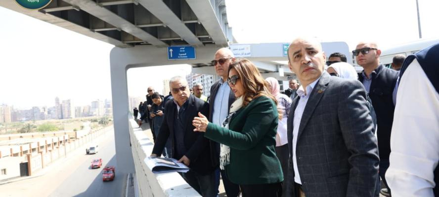 وزيرة التنمية المحلية والبيئة ومحافظ الإسكندرية يتفقدان كوبري ”الفريق أول سليمان عزت”