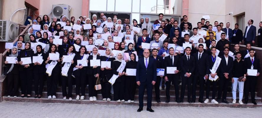 رئيس جامعة سوهاج الأهلية يشيد بتميّز طلابه بالانشطة الطلابية ويكرّم  43 من الفائزين بالمراكز الأولى