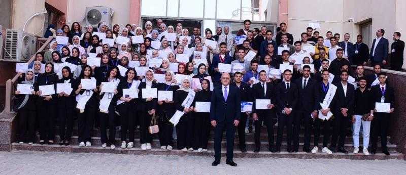 رئيس جامعة سوهاج الأهلية يشيد بتميّز طلابه بالانشطة الطلابية ويكرّم  43 من الفائزين بالمراكز الأولى
