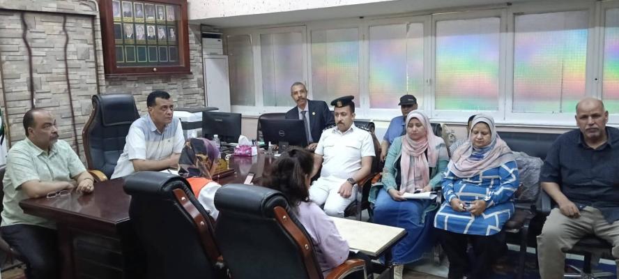 مدير تعليم سوهاج يتابع انتظام امتحانات العملي للدبلومات الفنية بغرفة العمليات المركزية