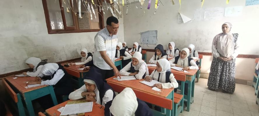 د. محمد السيد وكيل وزاره التربيه والتعليم بسوهاج يتابع امتحانات اخر العام لصفوف النقل بسوهاج