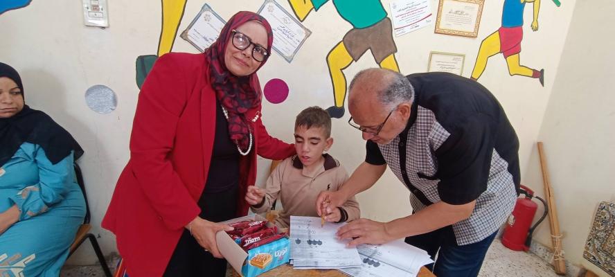 بالصور .. أجواء إنسانية مبهجة.. الحلوى والهدايا ترسم الابتسامة على وجوه تلاميذ “فكرية الجلاء” بطنطا خلال تقييمات نهاية العام