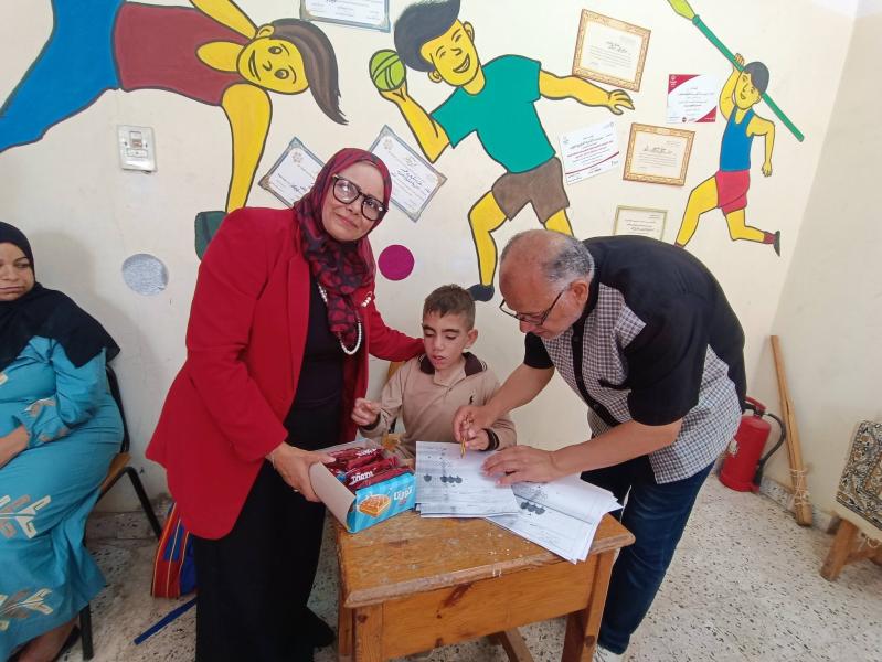 بالصور .. أجواء إنسانية مبهجة.. الحلوى والهدايا ترسم الابتسامة على وجوه تلاميذ “فكرية الجلاء” بطنطا خلال تقييمات نهاية العام