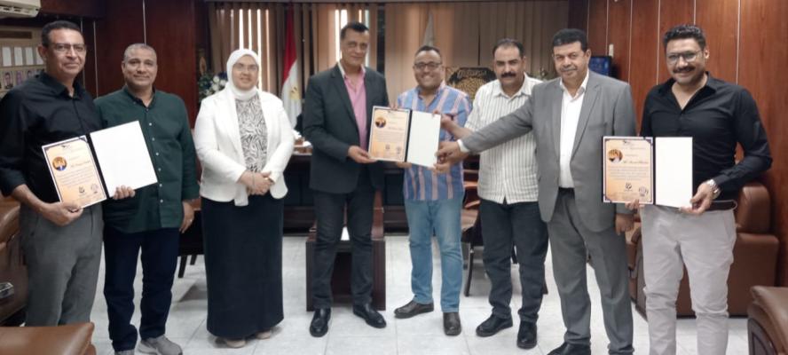 تقديرًا لجهودهم المتميزة في دعم طلاب الثانوية العامة.. مدير تعليم سوهاج يكرّم القائمين على مبادرة «بسيطة Baseta»