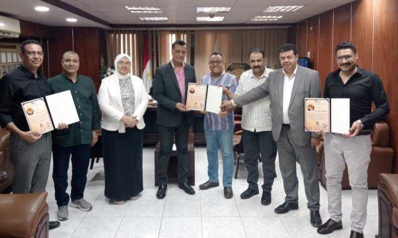 تقديرًا لجهودهم المتميزة في دعم طلاب الثانوية العامة.. مدير تعليم سوهاج يكرّم القائمين على مبادرة «بسيطة Baseta»