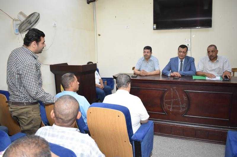 مدير تعليم سوهاج يعقد اجتماعاً بمديري المدارس الرسمية للغات على مستوى المحافظة