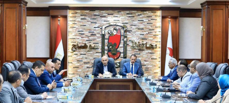 وزير التعليم يجتمع بمديري الإدارات التعليمية بسوهاج للأطمئنان على سير امتحانات الثانويه وبحث آلية تطوير المنظومه التعليمية في سوهاج