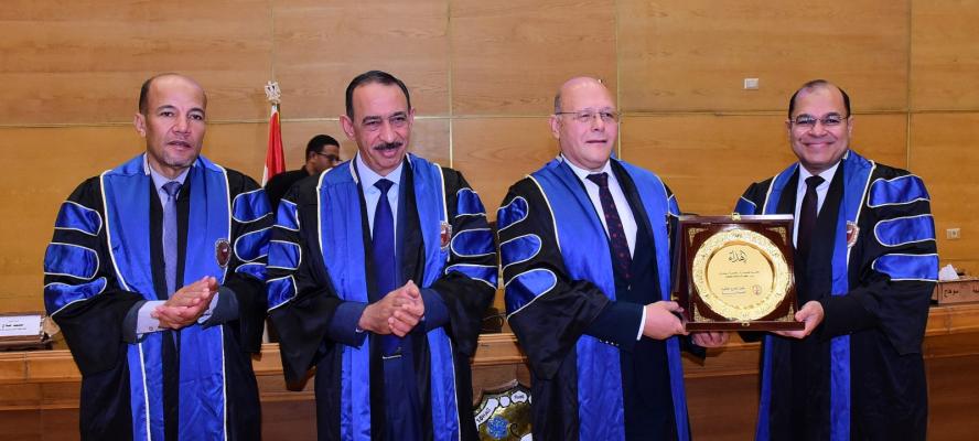 محافظ سوهاج ورئيس الجامعة يشهدان حفل تخرج كلية الصيدلة.. والنعماني يزف بشرى للخريجين