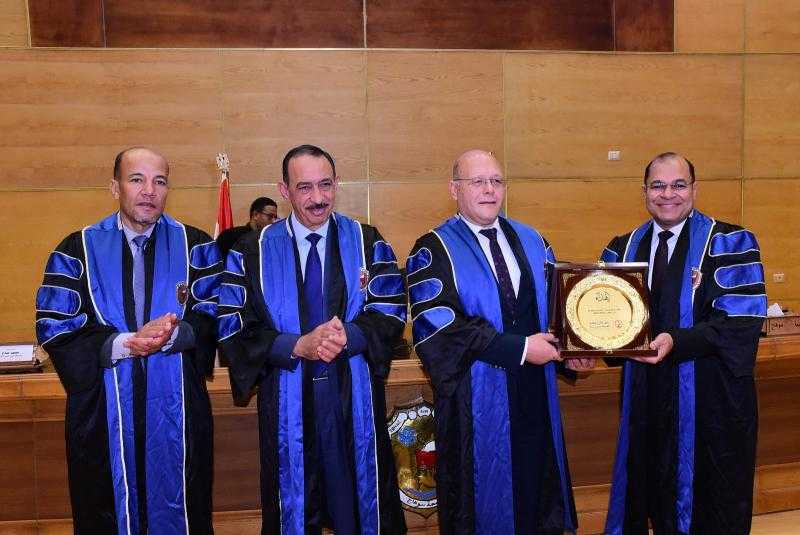محافظ سوهاج ورئيس الجامعة يشهدان حفل تخرج كلية الصيدلة.. والنعماني يزف بشرى للخريجين