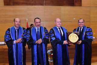 محافظ سوهاج ورئيس الجامعة يشهدان حفل تخرج كلية الصيدلة.. والنعماني يزف بشرى للخريجين