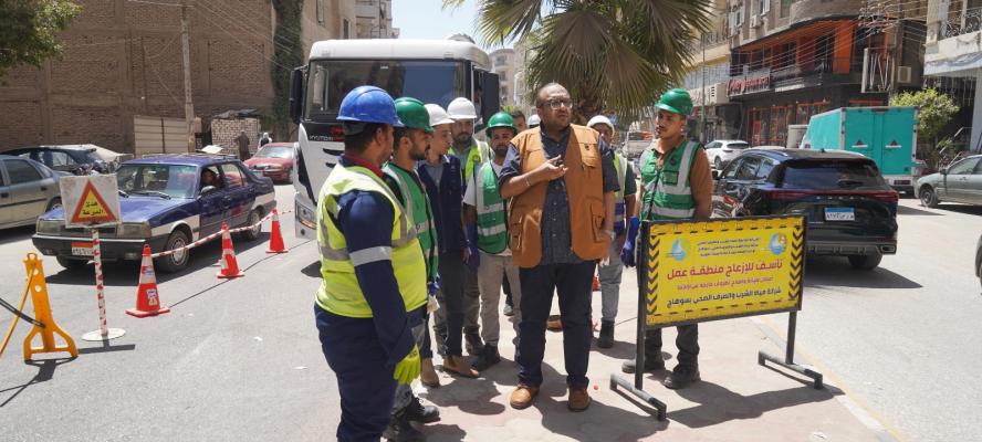 رئيس مياه سوهاج: خطة يومية لتطهير شبكات الصرف الصحى للحفاظ على استثمارات الدولة ... واتباع جميع اجراءات سلامة العاملين وتامين مواقع العمل
