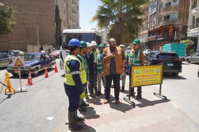 رئيس مياه سوهاج: خطة يومية لتطهير شبكات الصرف الصحى للحفاظ على استثمارات الدولة ... واتباع جميع اجراءات سلامة العاملين وتامين مواقع العمل