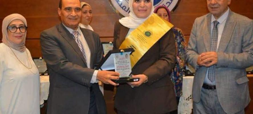 مصلحة الضرائب المصرية تكرم رشا الزناتي إبنة سوهاج لاختيارها الأم المثالية