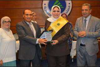 مصلحة الضرائب المصرية تكرم رشا الزناتي إبنة سوهاج لاختيارها الأم المثالية