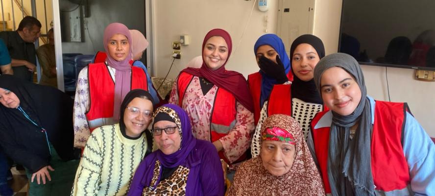 طلاب المعهد التكنولوجي  للعلوم المالية والإدارية بسوهاج يزورون دار المسنين