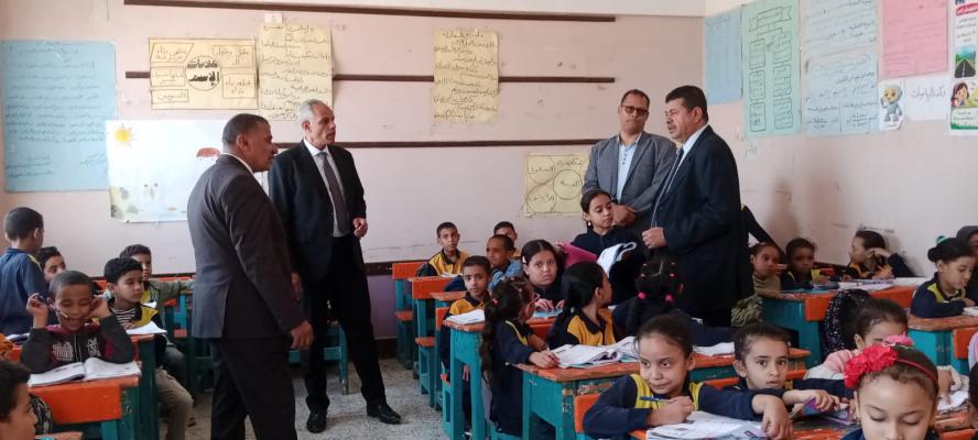 عبده والنحاس يتابعان انتظام الدراسة بمدارس جهينة التعليمية